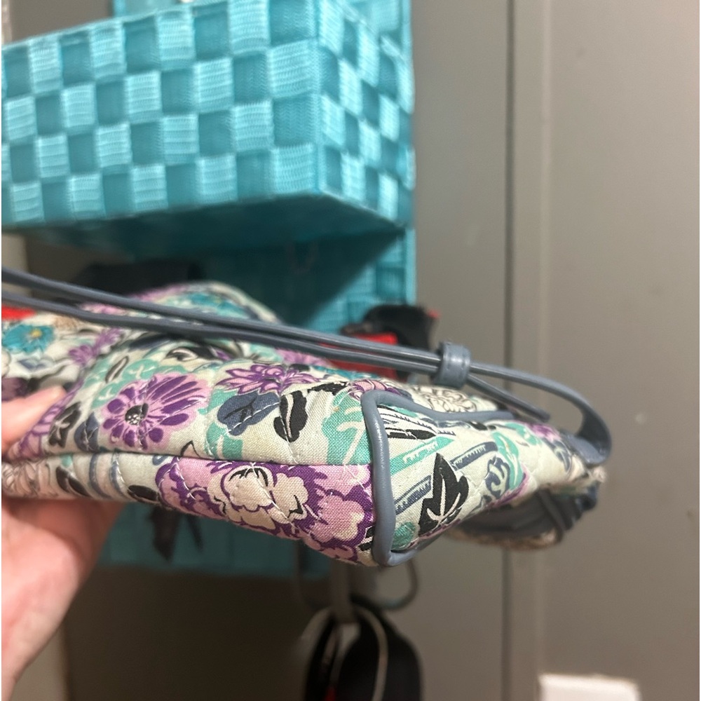 Vera Bradley Crossbody NEEDS TO BE WASHED - Picture 16 of 16